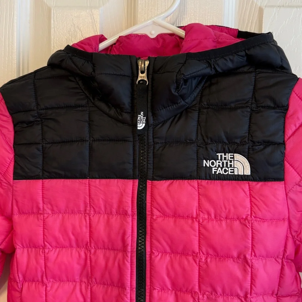 The North Face Girls ThermoBall Hooded Jacket S small - Picture 3 of 6